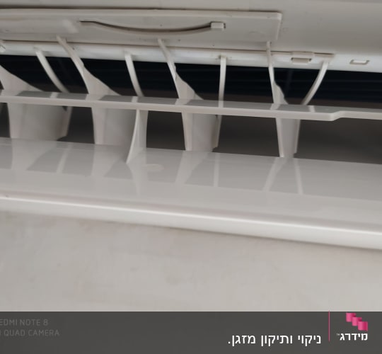 תריסי מזגן פתוחים עם חלקים פנימיים גלויים